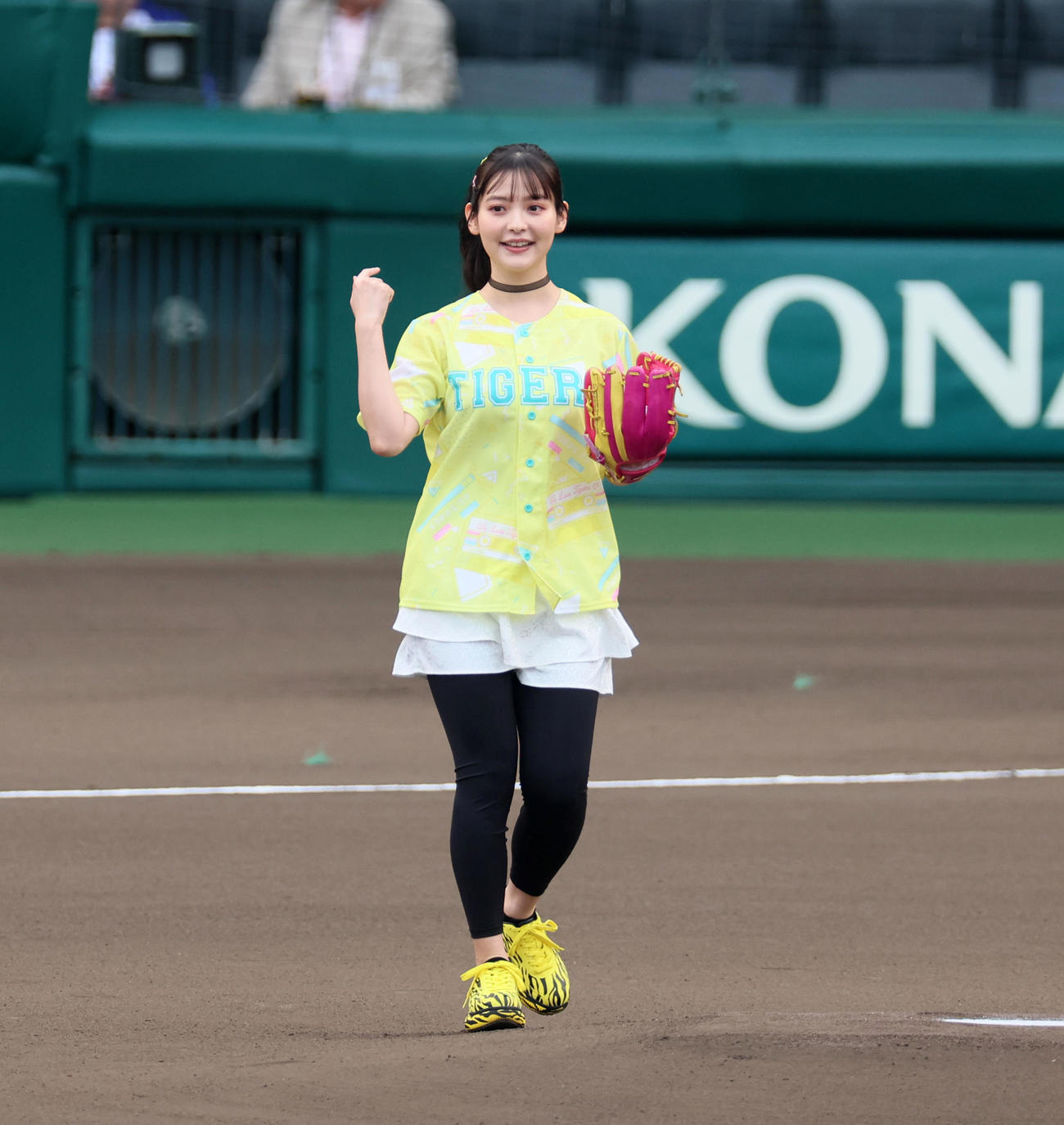阪神対DeNA　ファーストピッチを行った「うる星やつら」ラム役の声優上坂すみれ（撮影・加藤哉）