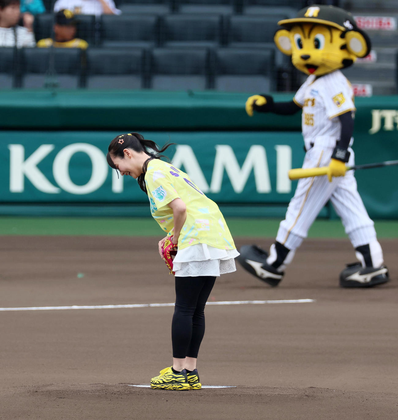 阪神対DeNA　ファーストピッチを行った「うる星やつら」ラム役の声優上坂すみれ（撮影・加藤哉）