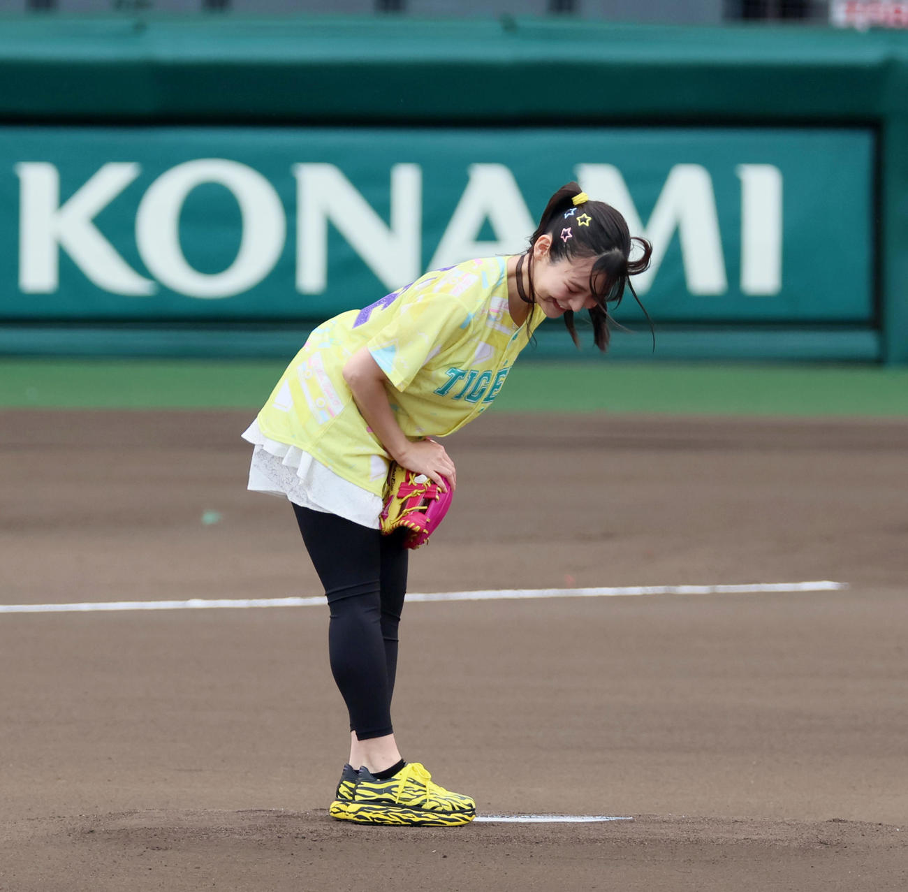 阪神対DeNA　ファーストピッチを行った「うる星やつら」ラム役の声優上坂すみれ（撮影・加藤哉）