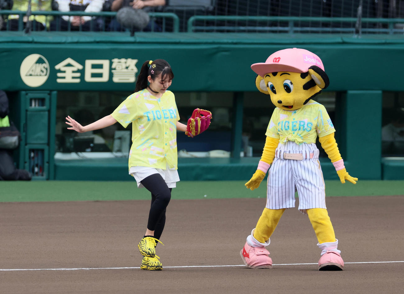 阪神対DeNA　ファーストピッチを行った「うる星やつら」ラム役の声優上坂すみれは白線をまたぐ（撮影・加藤哉）