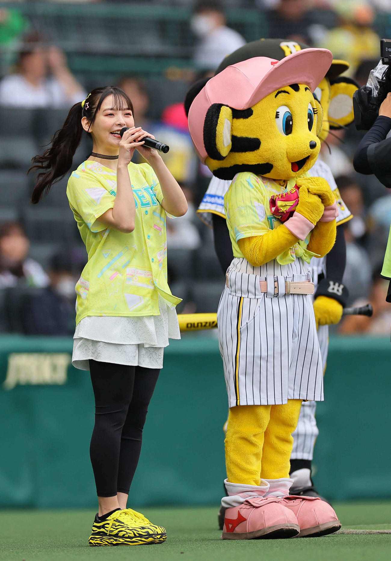 阪神対DeNA　ファーストピッチセレモニーに登場した声優の上坂すみれ（撮影・上田博志）