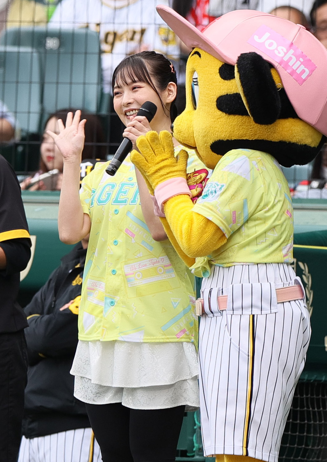 阪神対DeNA　試合前、ファーストピッチセレモニーに臨む声優の上坂すみれ（撮影・上山淳一）