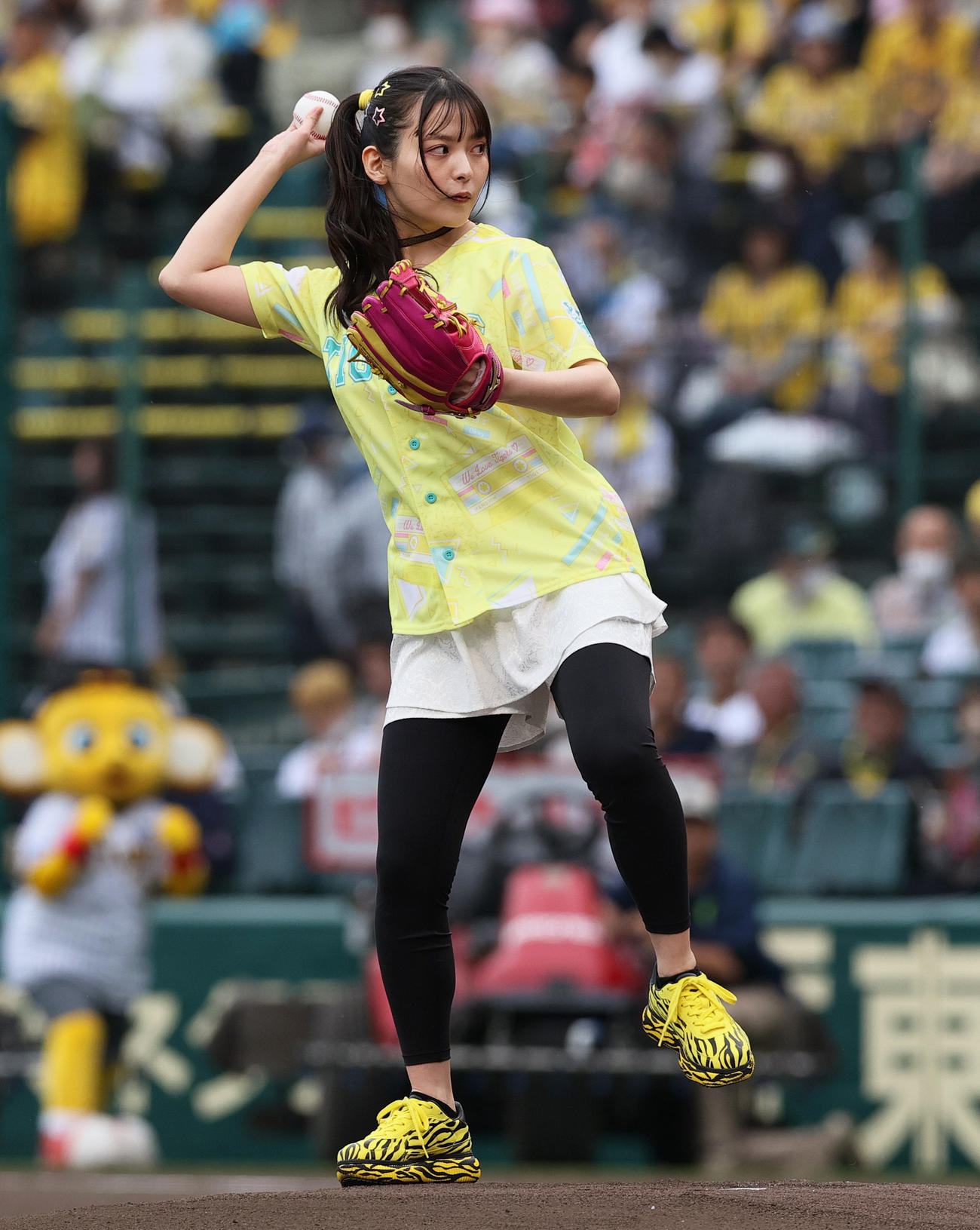 阪神対DeNA　試合前、ファーストピッチセレモニーに臨む声優の上坂すみれ（撮影・上山淳一）