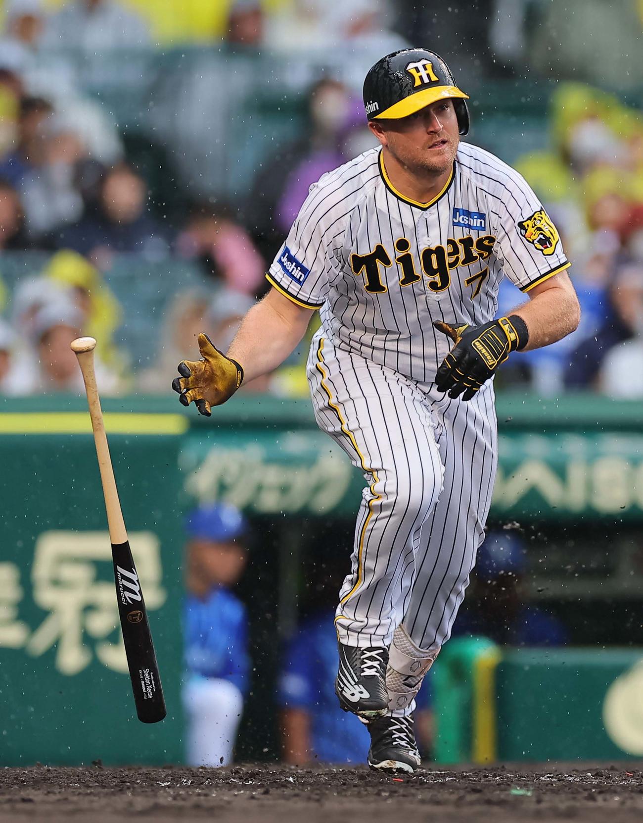 阪神対DeNA 4回裏阪神2死一、三塁、ノイジーは右翼線へ適時二塁打を放つ（撮影・上田博志）