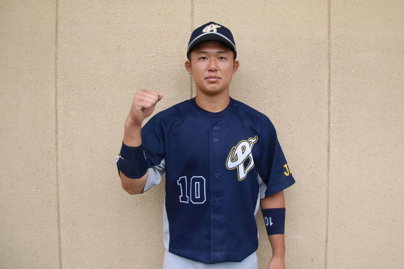 平成国際大対上武大　後半の勝ち越しで勝利し、ガッツポーズを見せる上武大・進藤（撮影・保坂淑子）