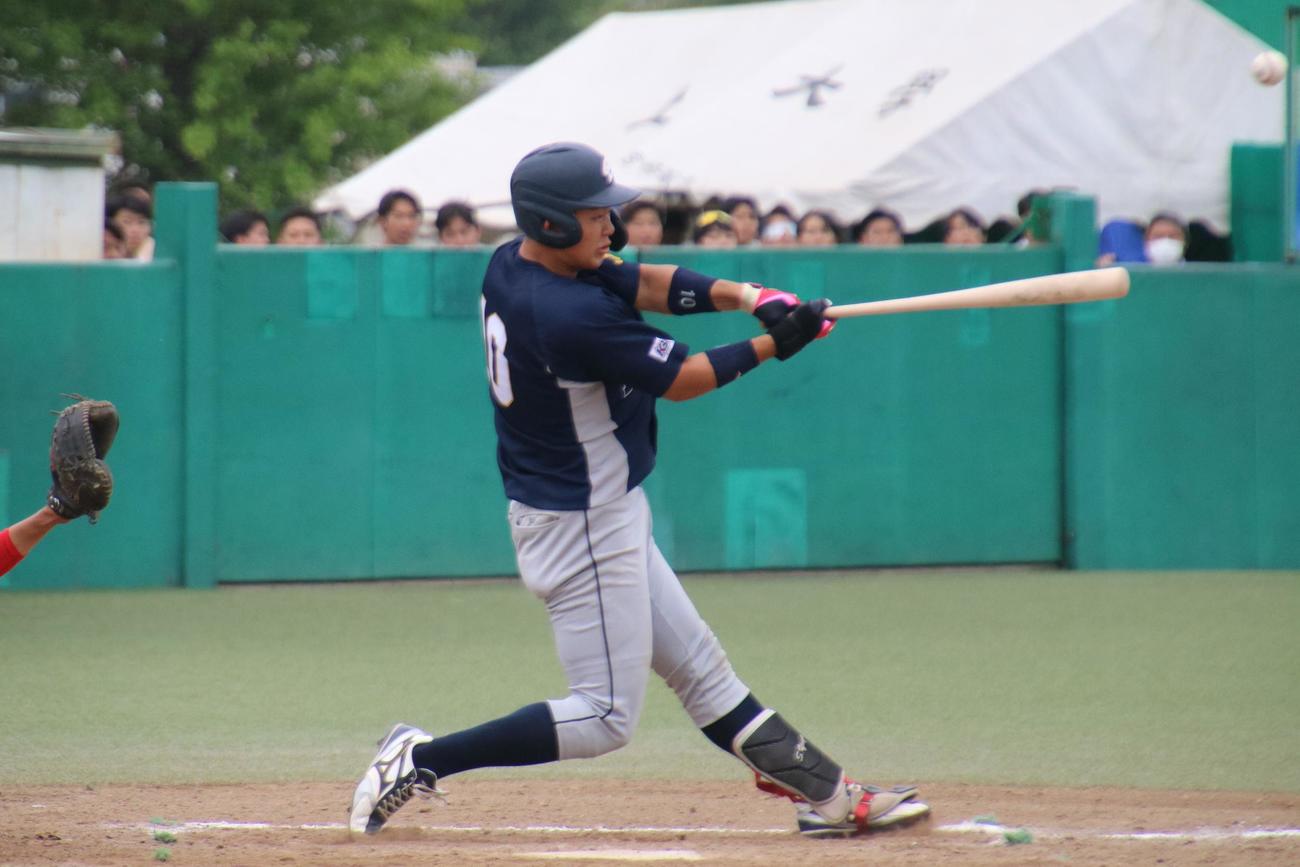 平成国際大対上武大　1－1で迎えた8回裏、無死一、三塁から勝ち越しの左犠飛を放つ、上武大・進藤（撮影・保坂淑子）