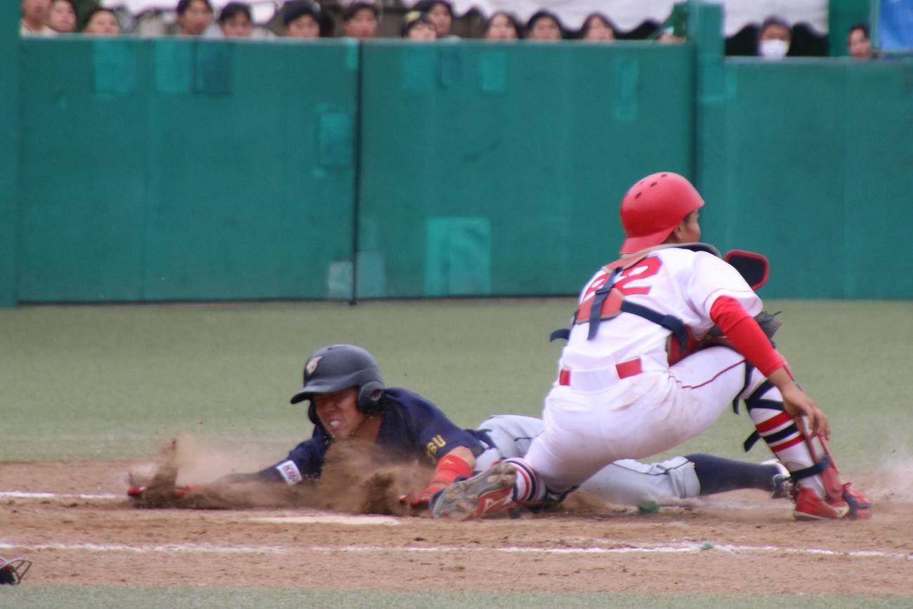 平成国際大対上武大　1－1で迎えた8回裏、無死一、三塁から上武大・進藤勇也の左犠飛で、滑り込みで勝ち越しのを踏む、村田（撮影・保坂淑子）