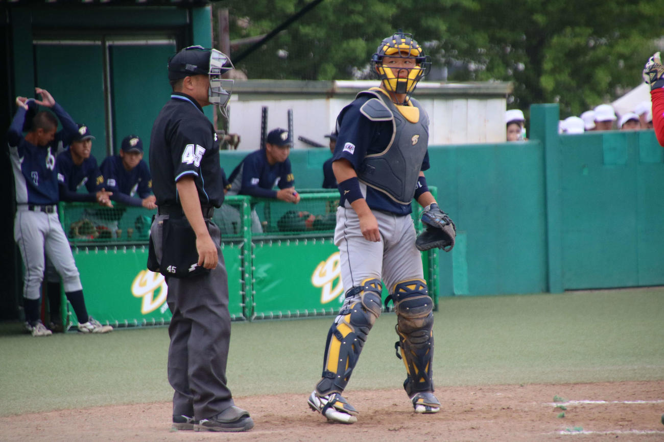 平成国際大対上武大　今季初めての公式戦出場でスタメンマスクをかぶる上武大・進藤（撮影・保坂淑子