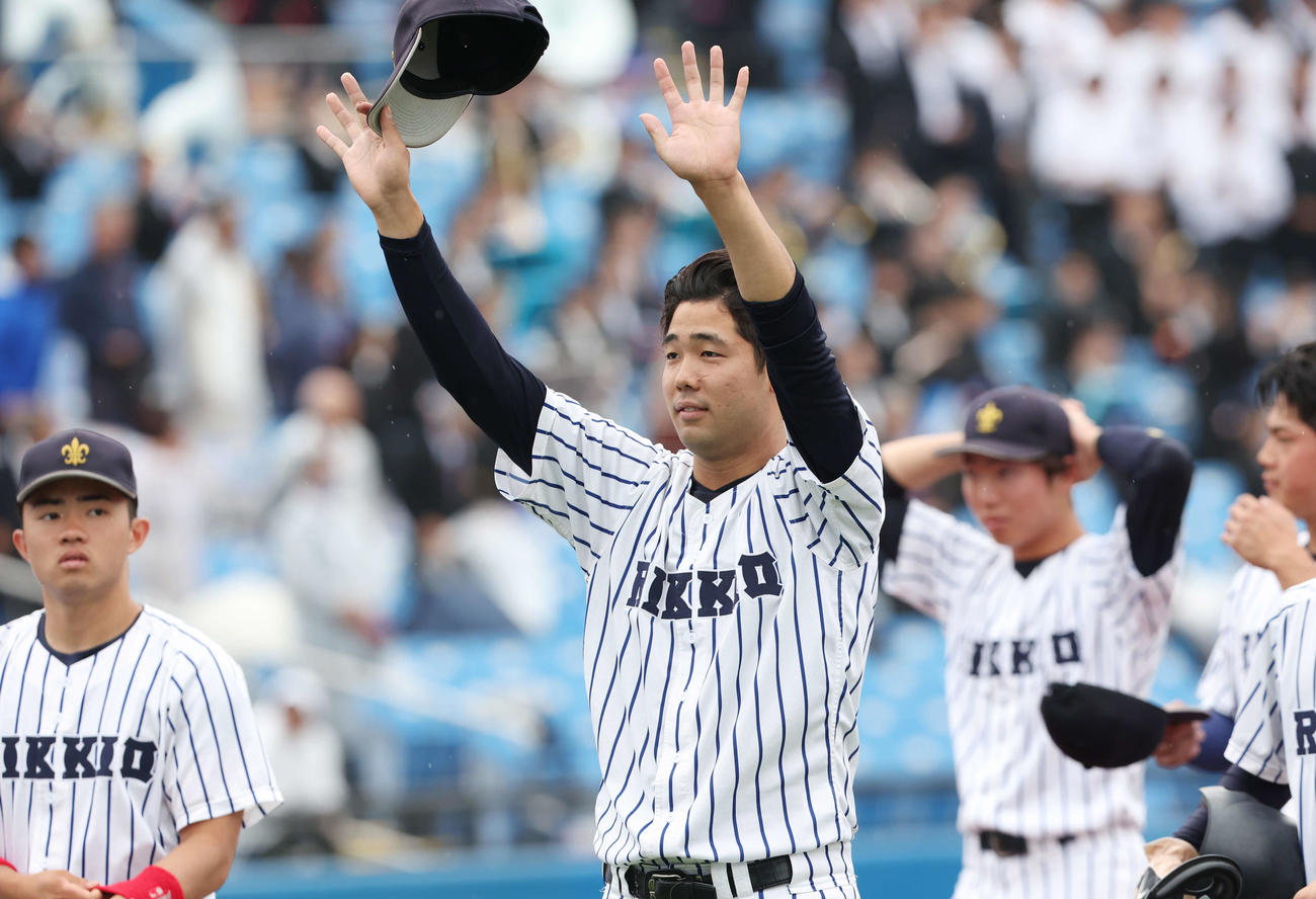 慶大対立大　慶大と引き分け、手を振りながら引き揚げる立大・池田（中央）（撮影・宮地輝）