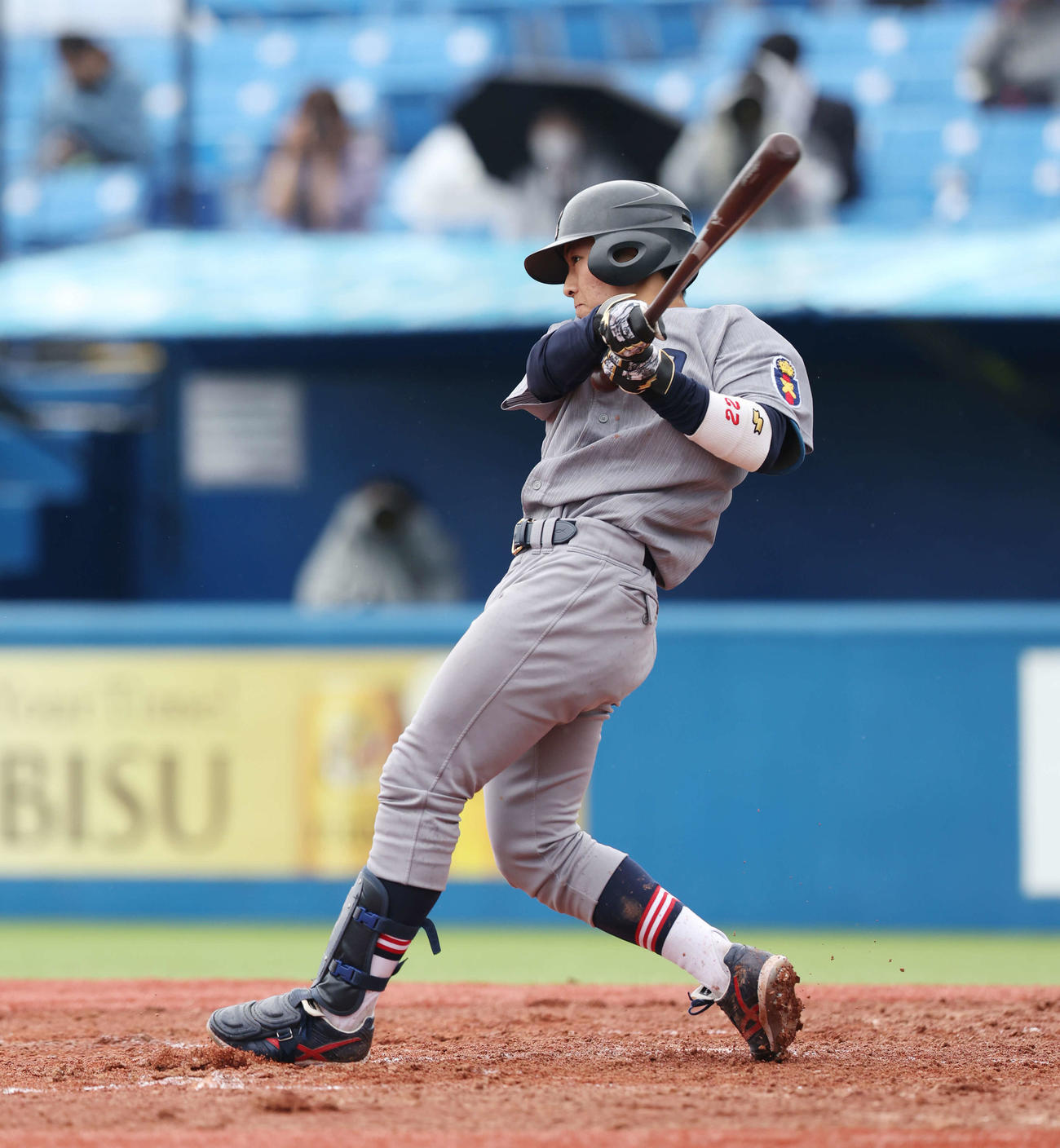 慶大対立大　4回表慶大2死二、三塁、左適時打を放つ斎藤快（撮影・宮地輝）