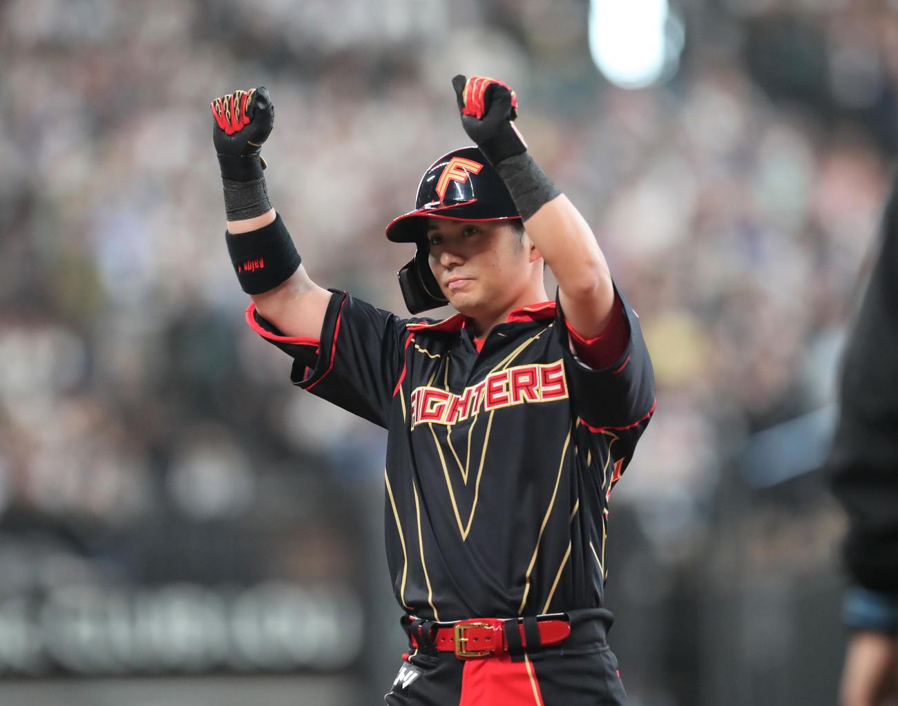 日本ハム対ロッテ　3回裏日本ハム2死一、二塁、右前適時打を放つ上川畑（撮影・黒川智章）