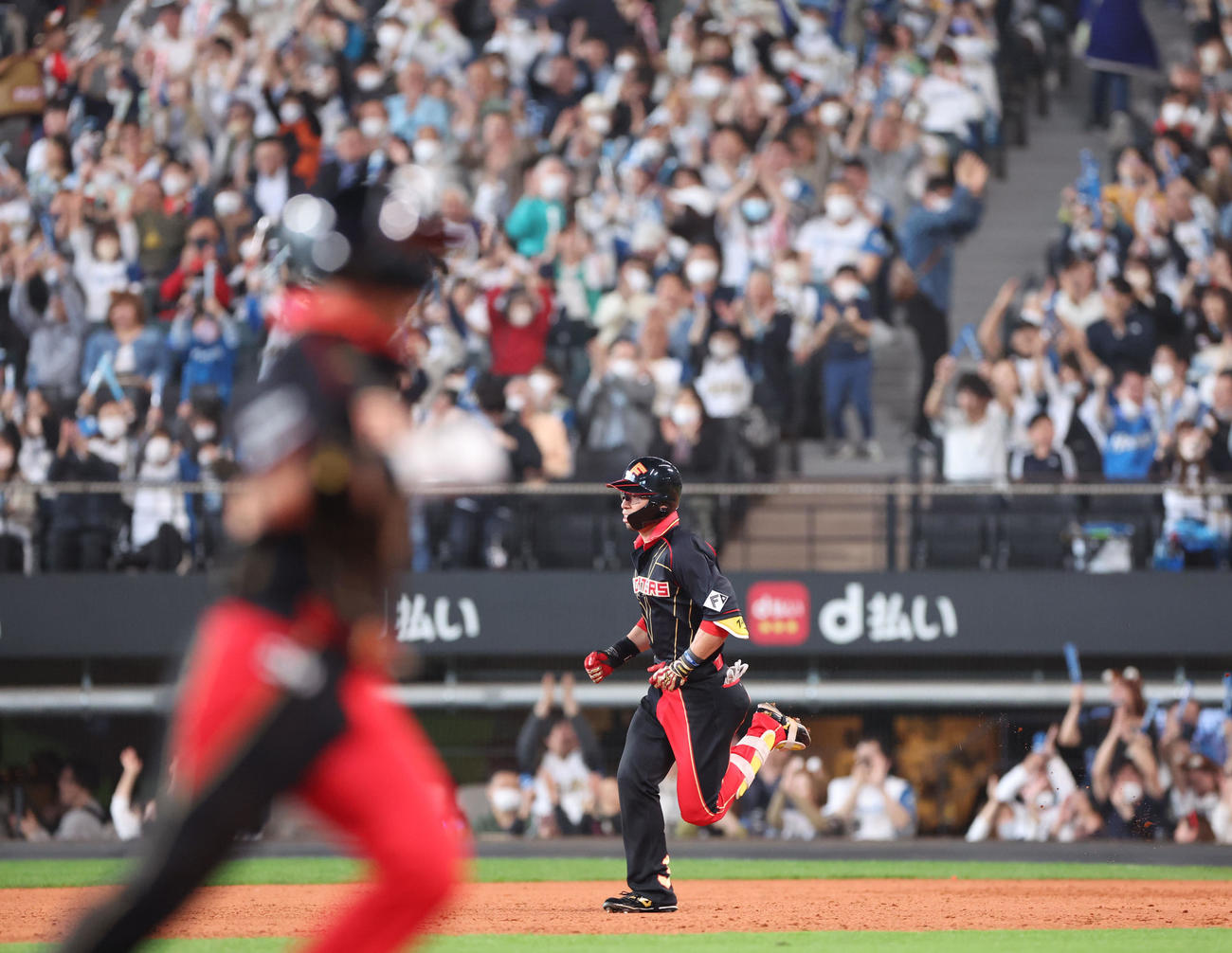 日本ハム対ロッテ　3回裏日本ハム2死一、三塁、江越の左越え3点本塁打に歓喜するスタンド応援席のファン（撮影・佐藤翔太）