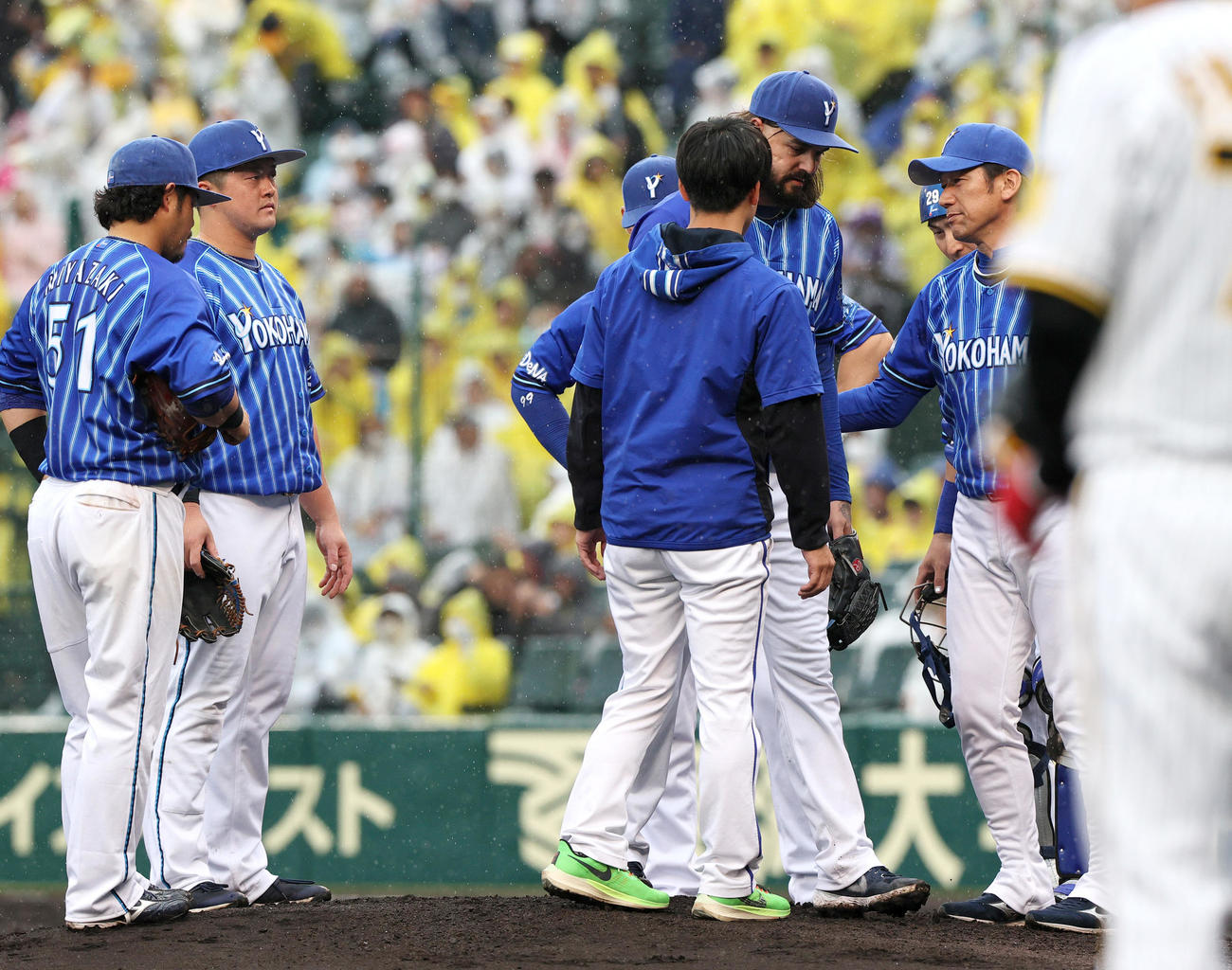 4回裏阪神2死一、三塁、打者ノイジーを迎えた所で三浦監督（右）はガゼルマンに交代を告げる（撮影・上山淳一）