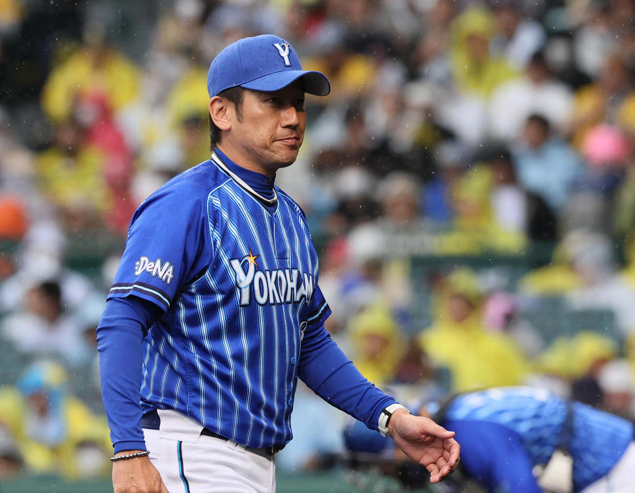 4回裏阪神2死一、三塁、三浦監督はガゼルマンに交代を告げ渋い表情でベンチへ戻る（撮影・上山淳一）