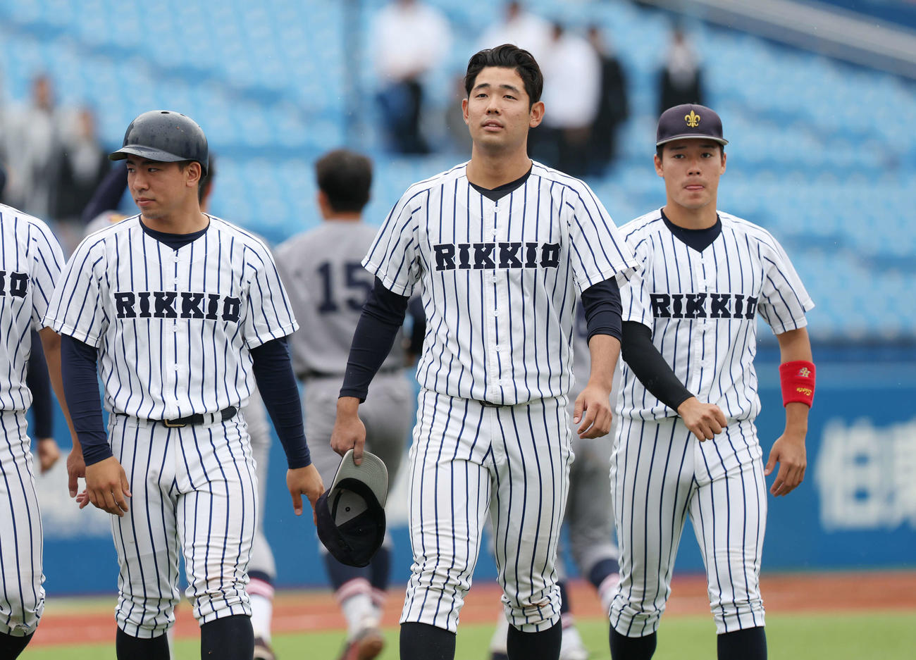 慶大対立大　慶大と引き分け、引き揚げる立大・池田（中央）（撮影・宮地輝）