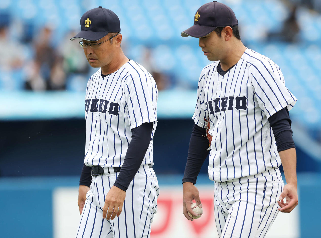 慶大対立大　8回裏1死、立大・溝口監督（左）と話しながらマウンドを降りる先発の池田（撮影・宮地輝）