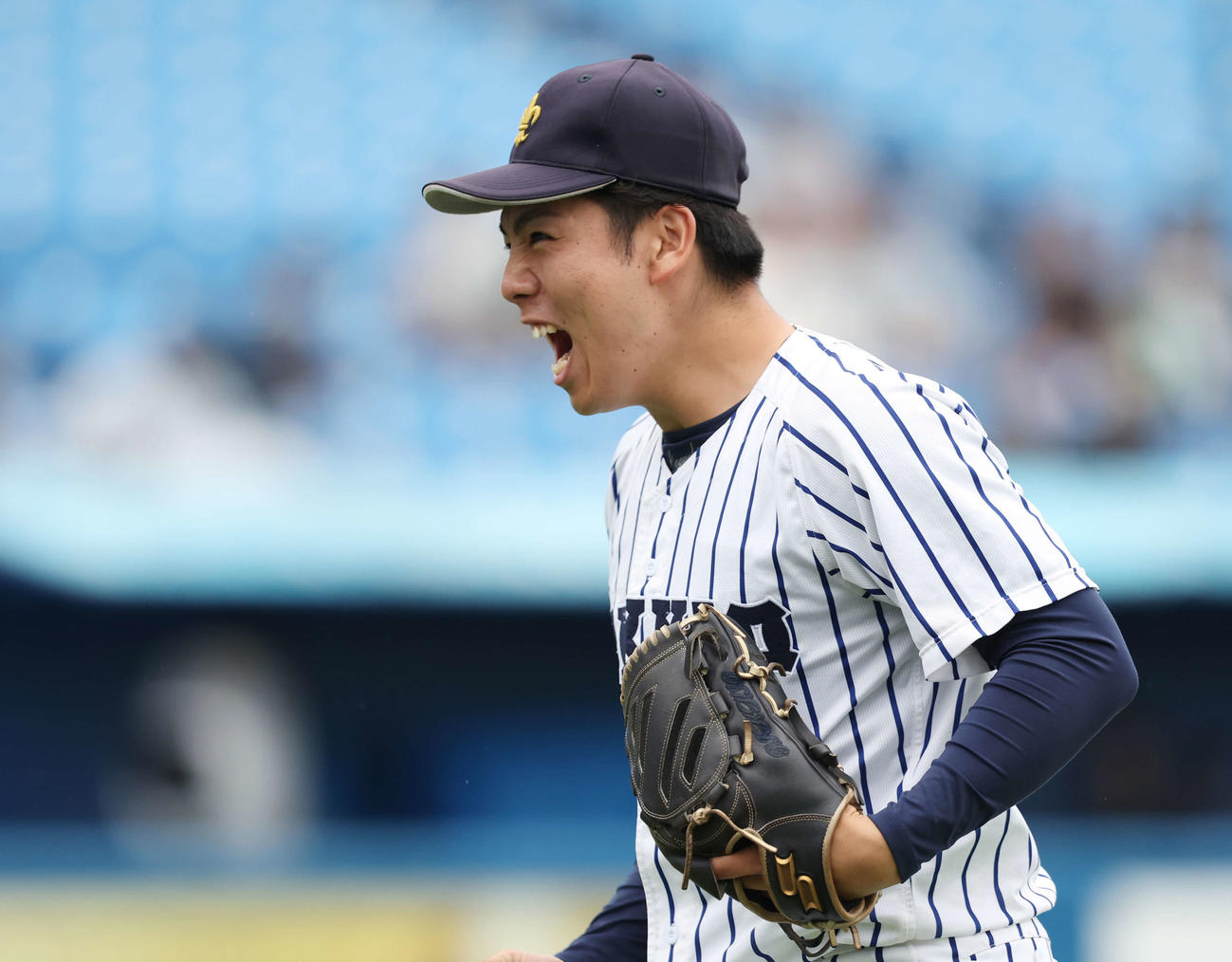 慶大対立大　8回表を無失点に抑え、笑顔でほえる立大2番手の吉野（撮影・宮地輝）