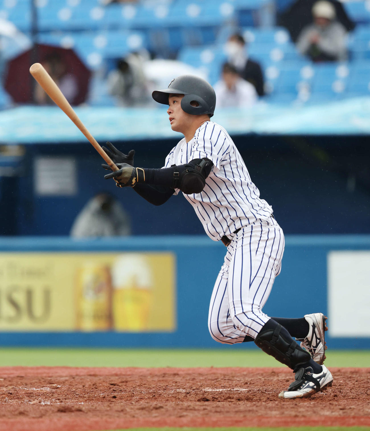 慶大対立大　5回裏立大2死満塁、逆転の左適時二塁打を放つ西川侑（撮影・宮地輝）