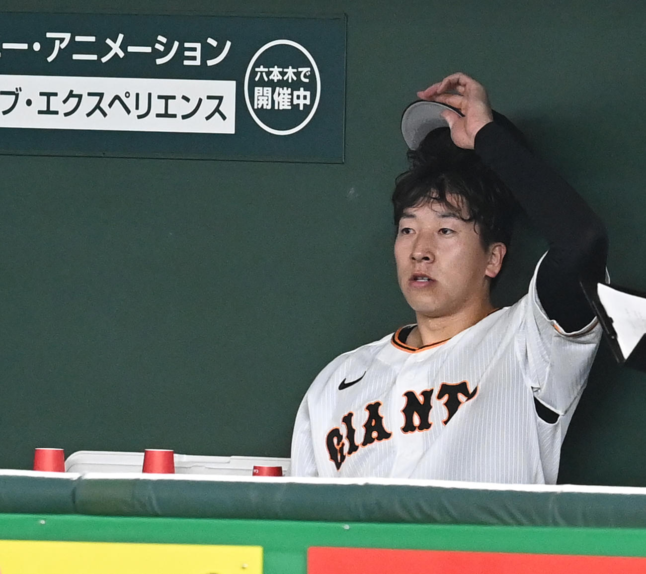 巨人対広島　9回表、広島に同点とされベンチでぼう然とする巨人大勢（撮影・たえ見朱実）
