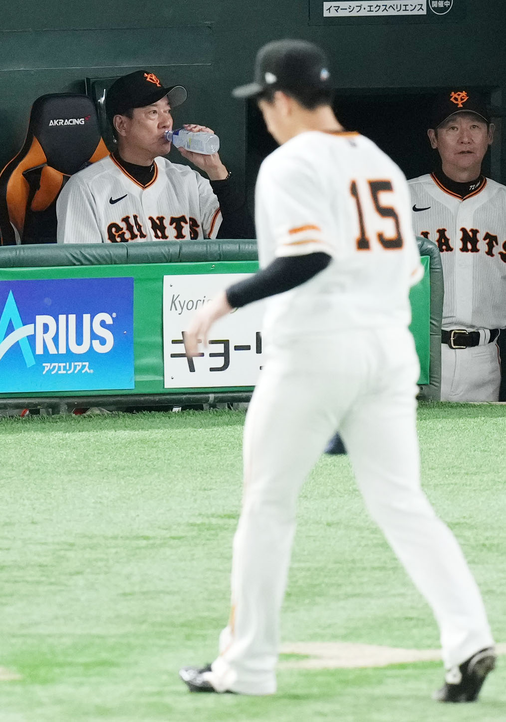 巨人対広島　9回表終了時、ベンチへ引き揚げる巨人大勢（手前）と水を口に含む原監督（左）（撮影・横山健太）