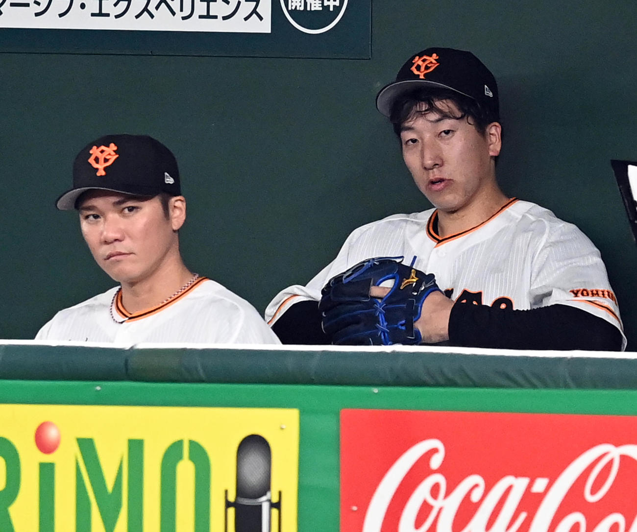 巨人対広島　9回表、広島に同点とされベンチで悔しそうな表情を見せるする巨人大勢。左は坂本（撮影・たえ見朱実）