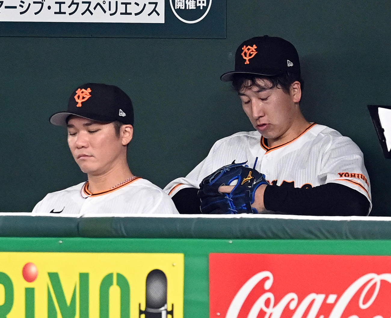 巨人対広島　9回表、広島に同点とされベンチで悔しそうな表情を見せるする巨人大勢。左は坂本（撮影・たえ見朱実）