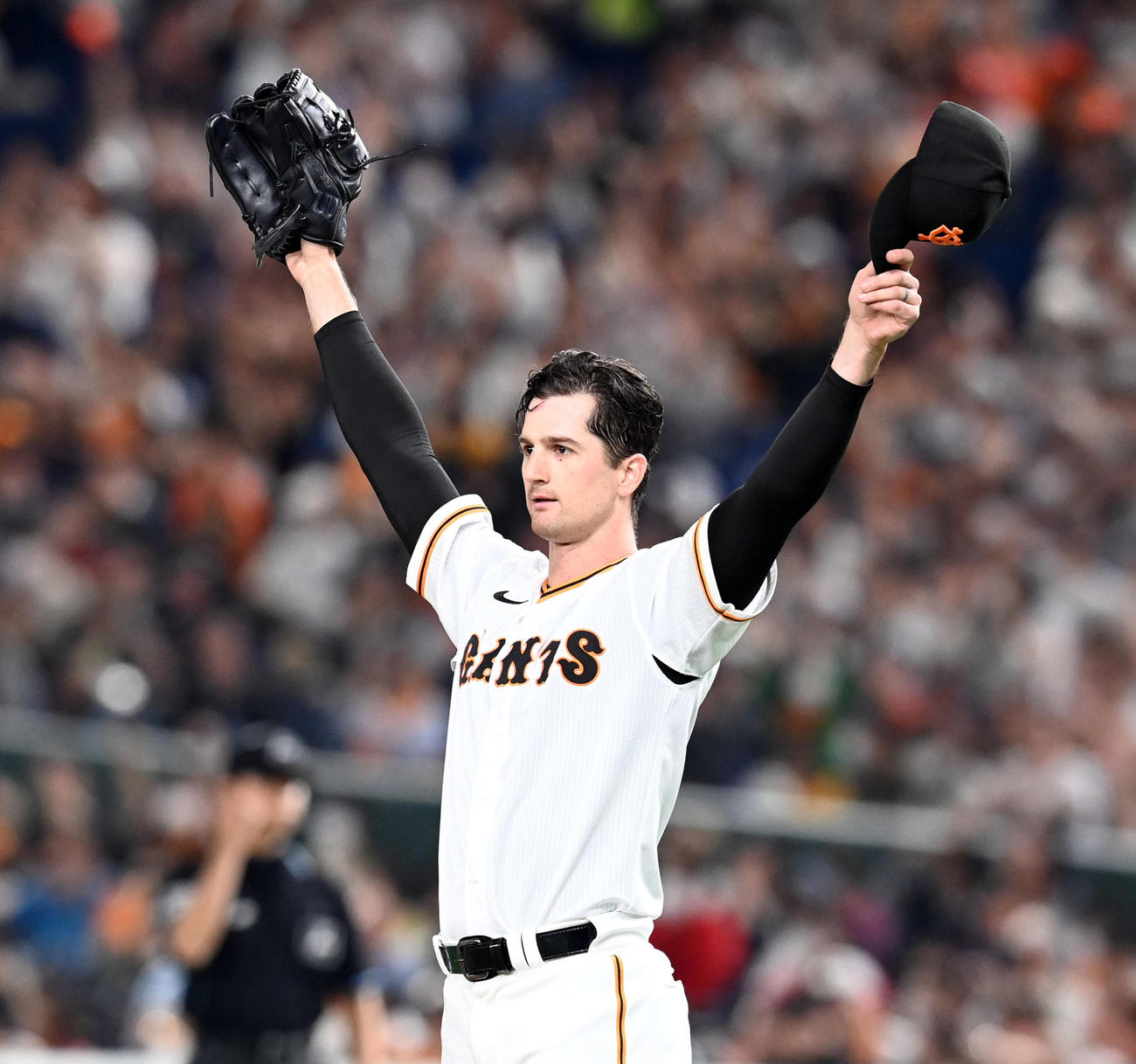 巨人対広島　7回表広島1死、門脇の好守に手を広げて喜ぶグリフィン（撮影・たえ見朱実）