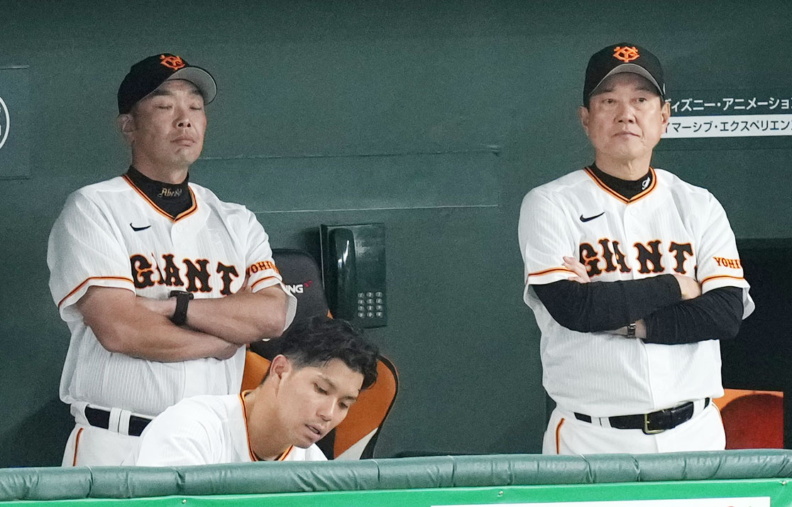 巨人対広島　10回裏巨人無死一塁、捕邪飛に倒れベンチで肩を落とす大城卓。右は原監督、左は阿部コーチ（撮影・横山健太）