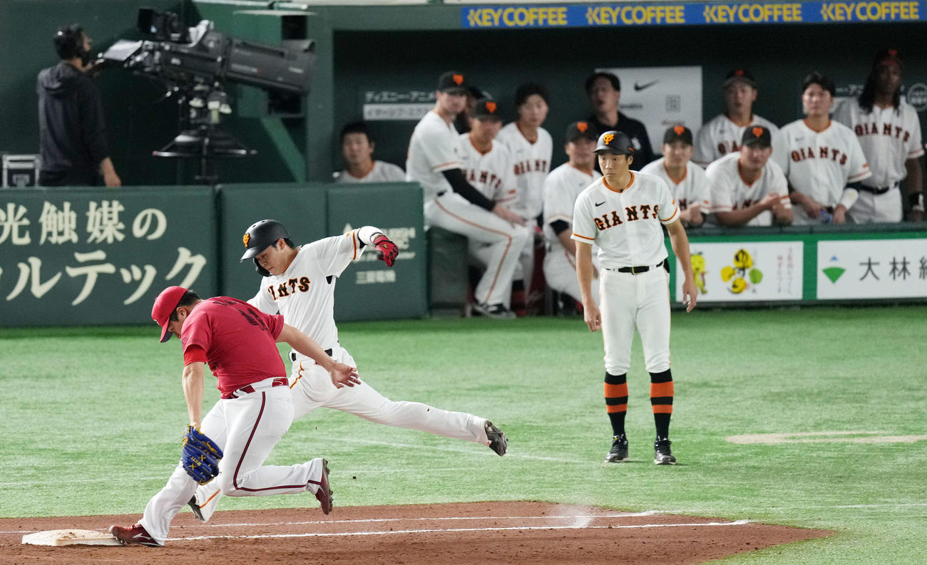 巨人対広島　10回裏巨人2死二塁、中山（左から2人目）はリプレー検証で判定が覆りアウトとなる。左は矢崎（撮影・横山健太）