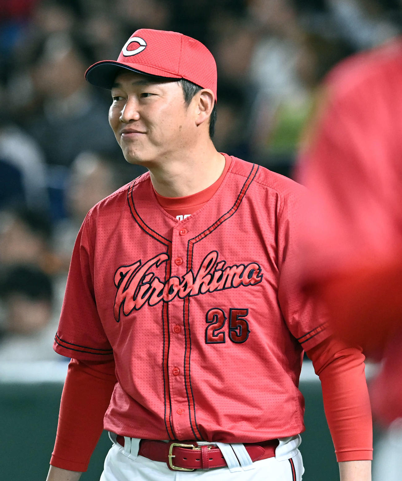 巨人対広島　9回表、同点に追いつき笑顔を見せる広島新井監督（撮影・たえ見朱実）