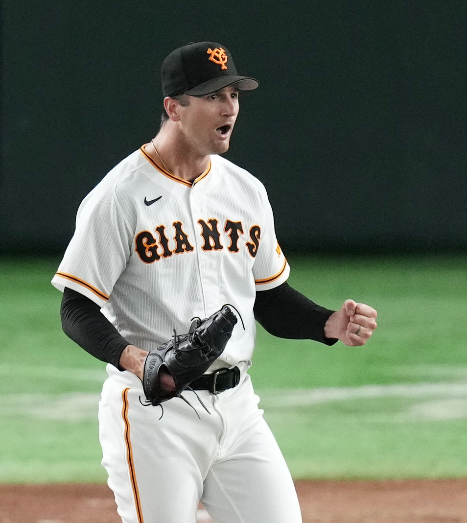 巨人対広島　6回表広島1死一塁、門脇の好捕でマクブルームを三ゴロ併殺打に抑えガッツポーズするグリフィン（撮影・横山健太）