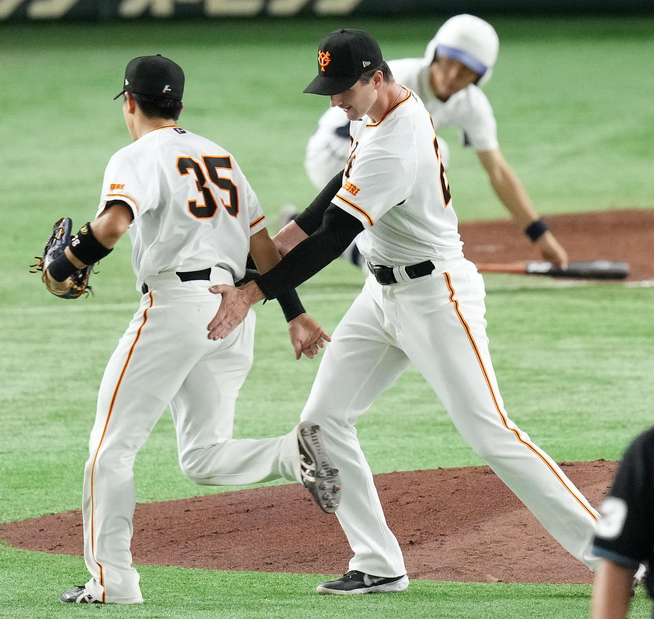 巨人対広島　6回表終了時、好捕した巨人門脇（左）をねぎらうグリフィン（撮影・横山健太）