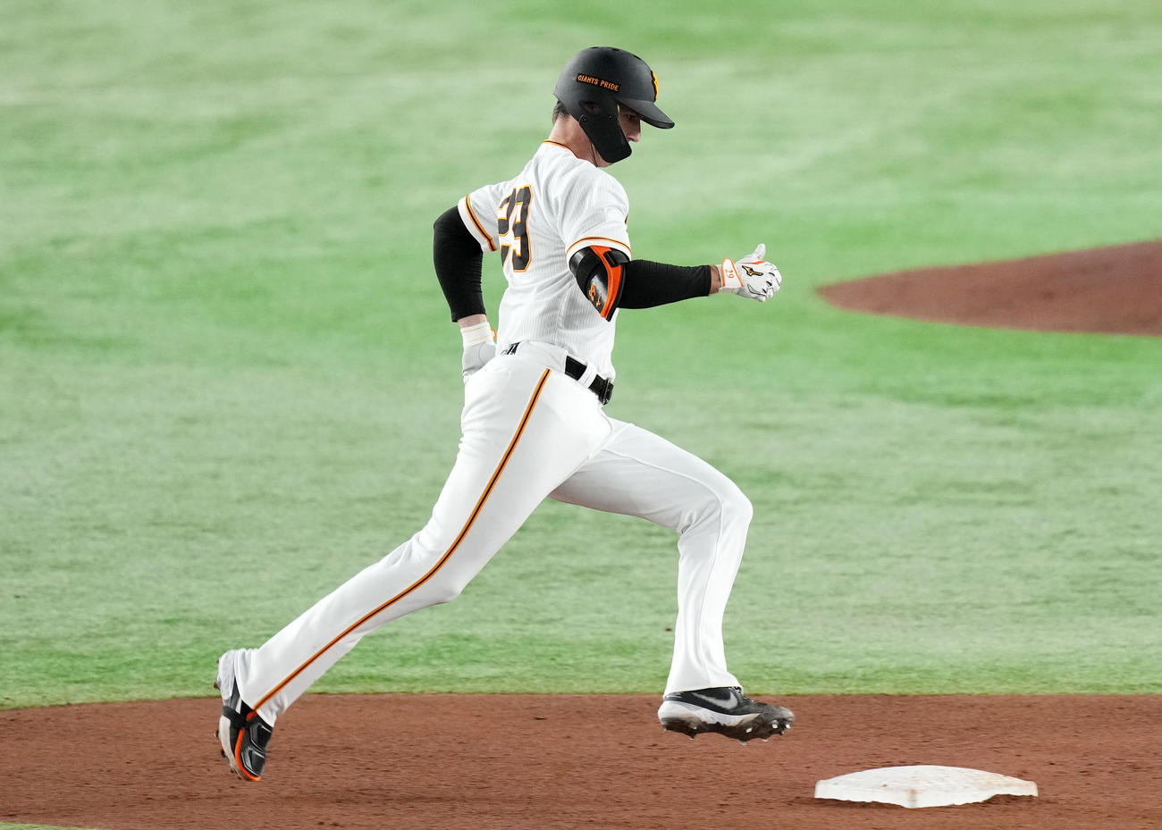 巨人対広島　5回裏巨人無死、右中間へ三塁打を放ち二塁をまわるグリフィン（撮影・横山健太）