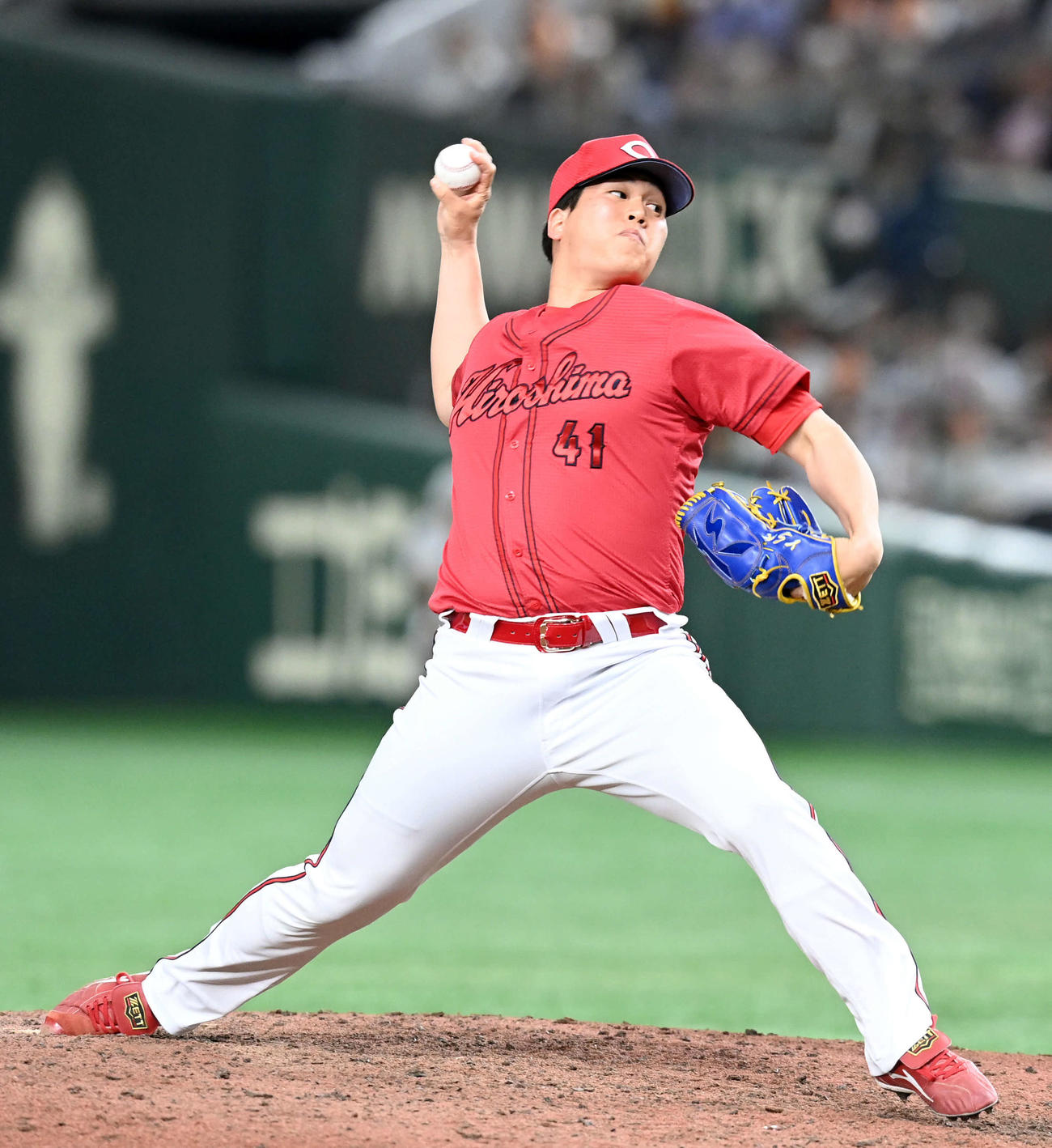 巨人対広島　10回からマウンドに上がった広島矢崎（撮影・たえ見朱実）