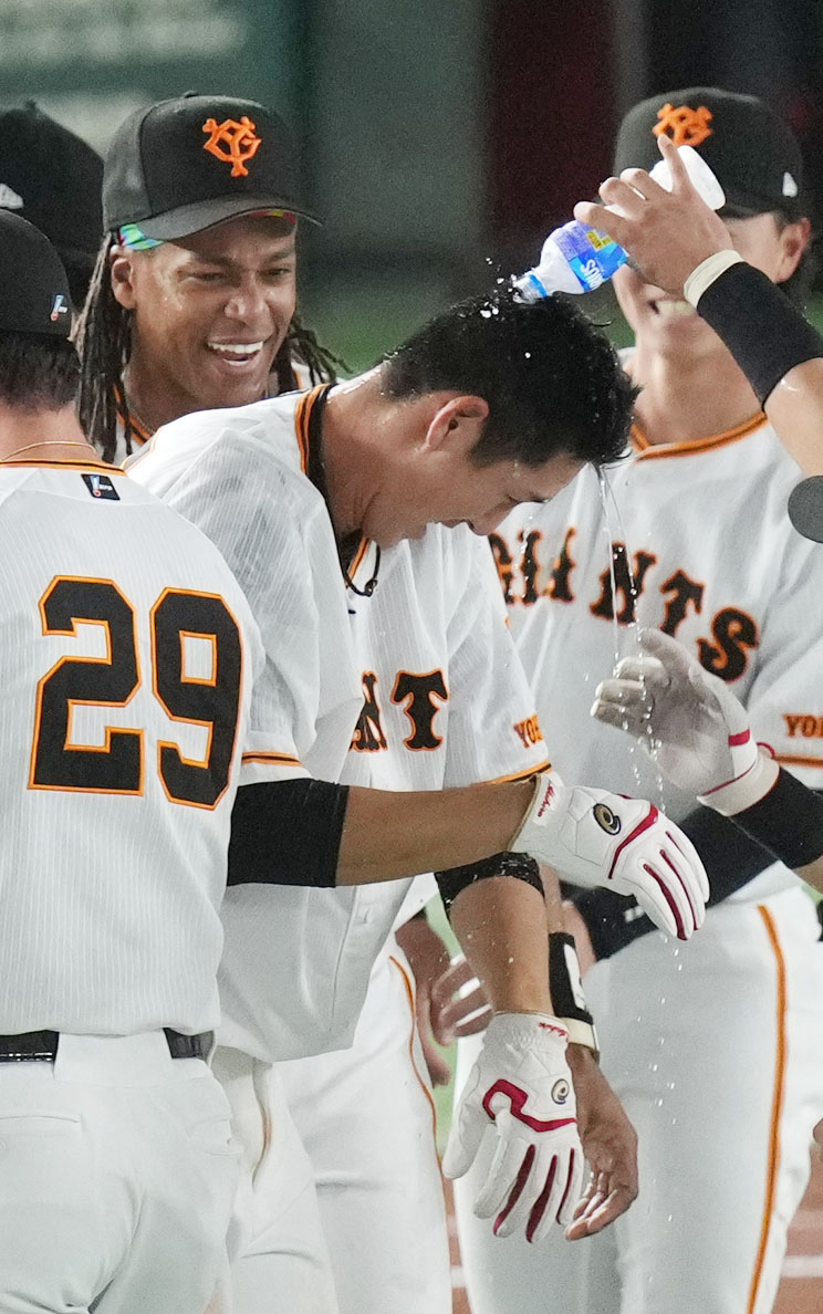 巨人対広島　12回裏巨人2死満塁、ブリンソンの中前適時打でサヨナラ勝ちしチームメートに水をかけられる秋広（中央）（撮影・横山健太）