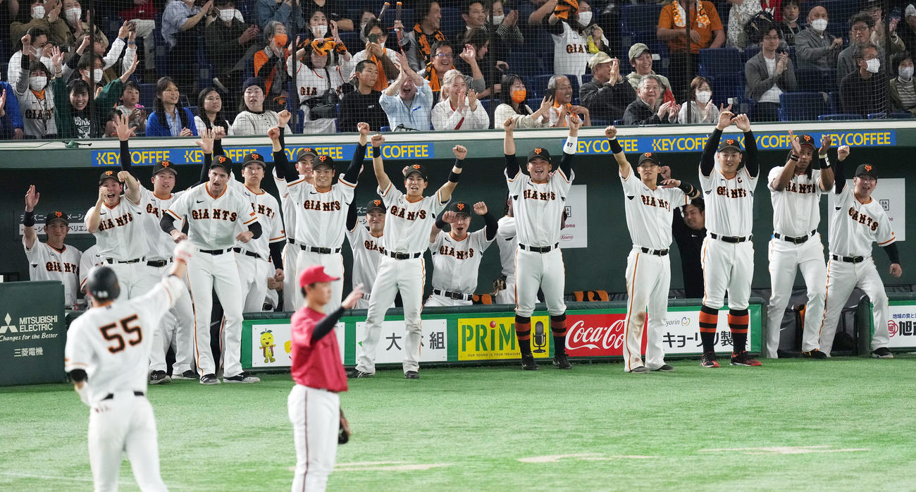 巨人対広島　12回裏巨人1死一、三塁、秋広の左前適時打で同点に追いつき歓喜する巨人ナイン（撮影・横山健太）