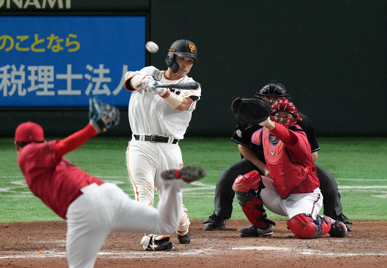 巨人対広島　12回裏巨人無死満塁、右犠飛を放つ大城卓（撮影・横山健太）