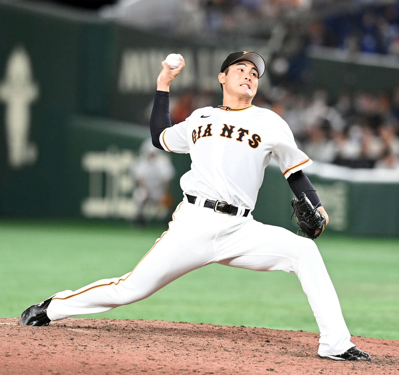 巨人対広島　12回途中からマウンドに上がり、プロ初勝利を挙げた巨人菊地（撮影・たえ見朱実）