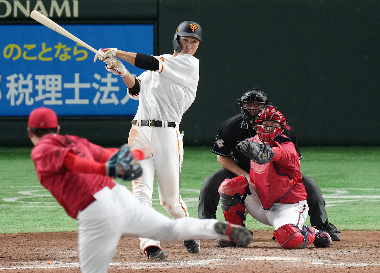 巨人対広島　12回裏巨人1死一、三塁、左前適時打を放つ秋広（撮影・横山健太）