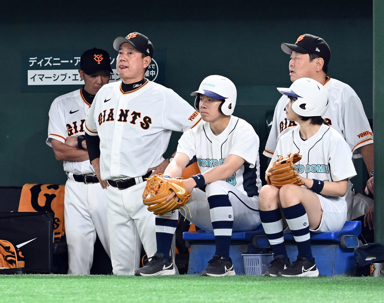 巨人対広島　11回裏巨人1死一塁、ルイス・ブリンソンの走塁に肩を落とす巨人ベンチ（撮影・たえ見朱実）