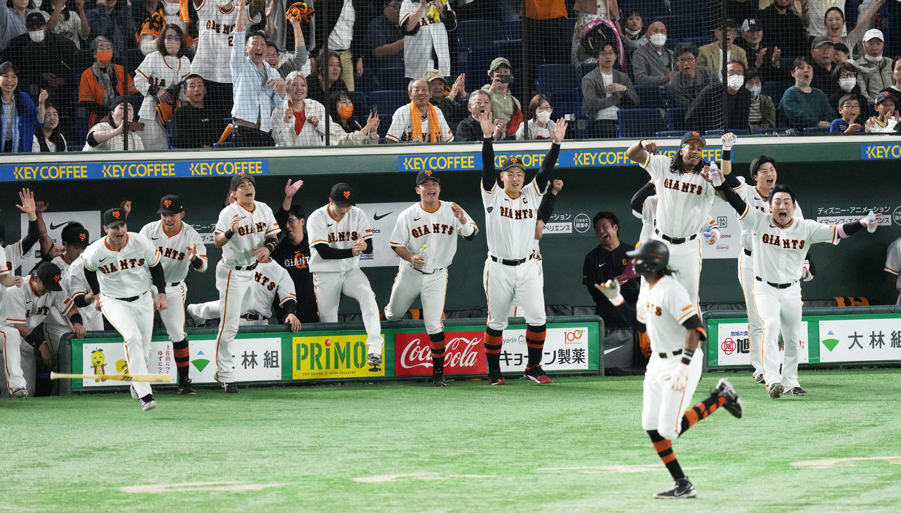 巨人対広島　12回裏巨人2死満塁、ブリンソンの中越え適時打でサヨナラ勝ちしベンチを飛び出す巨人ナイン（撮影・横山健太）
