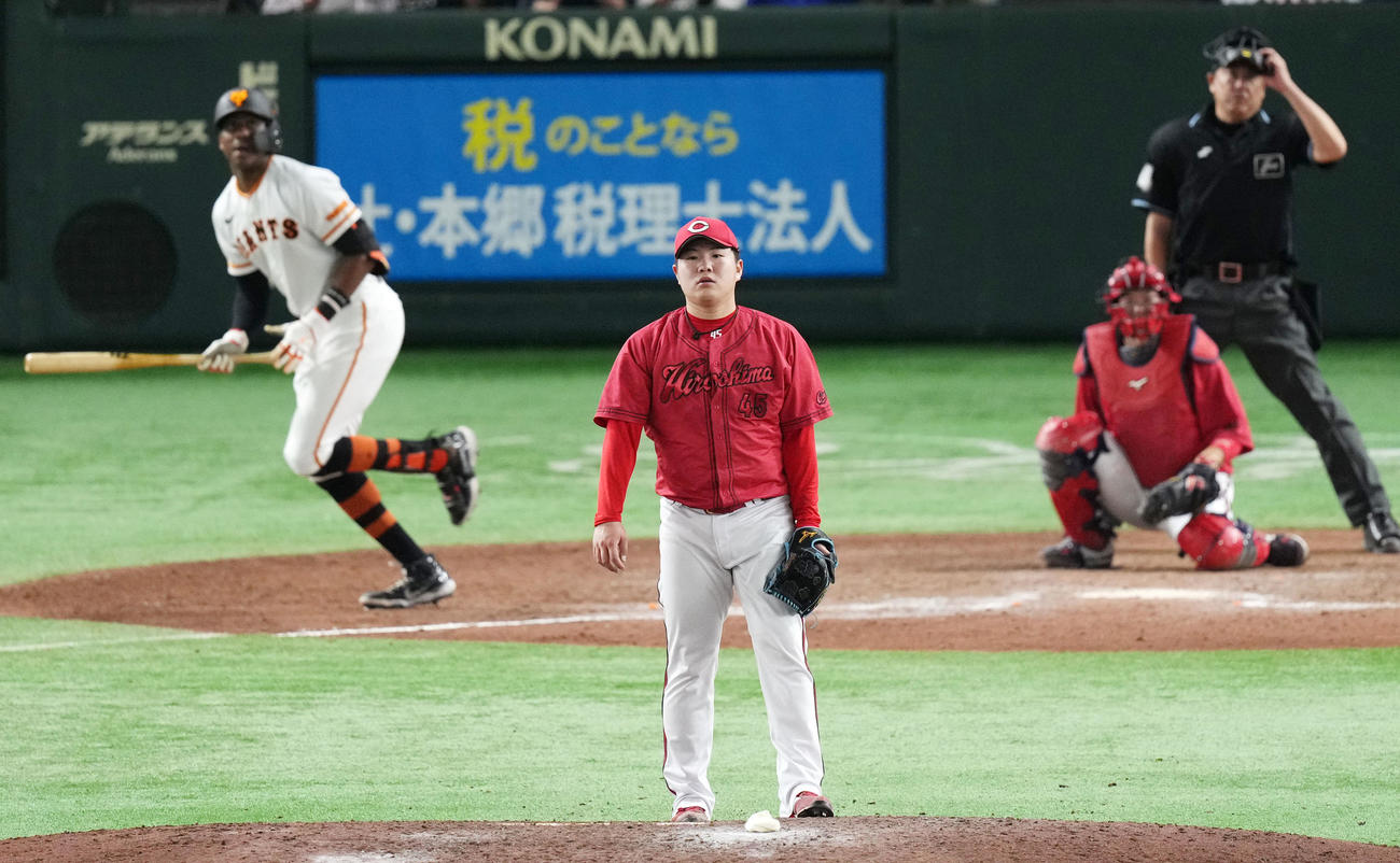 巨人対広島　12回裏巨人2死満塁、ブリンソンにサヨナラとなる中越え適時打を浴びる松本（撮影・横山健太）