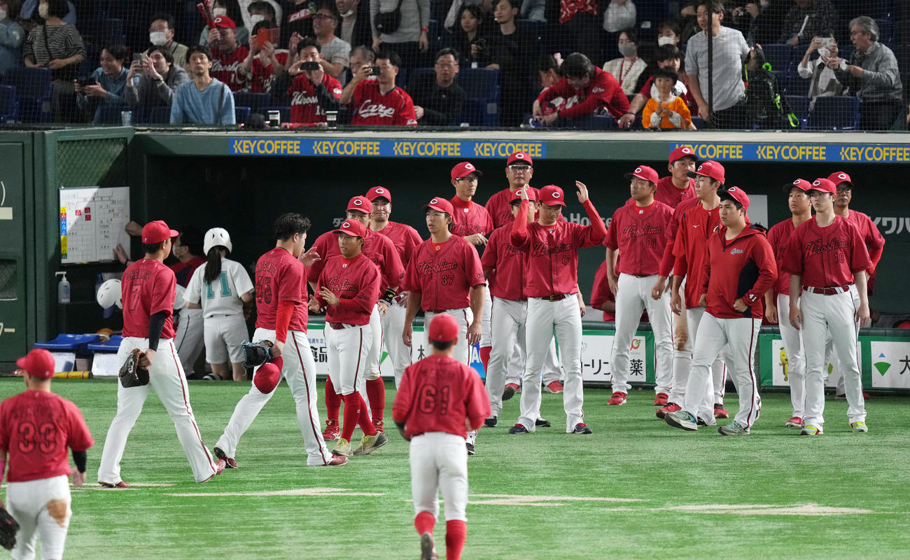 巨人対広島　巨人に敗れ引き揚げる広島ナイン（撮影・横山健太）