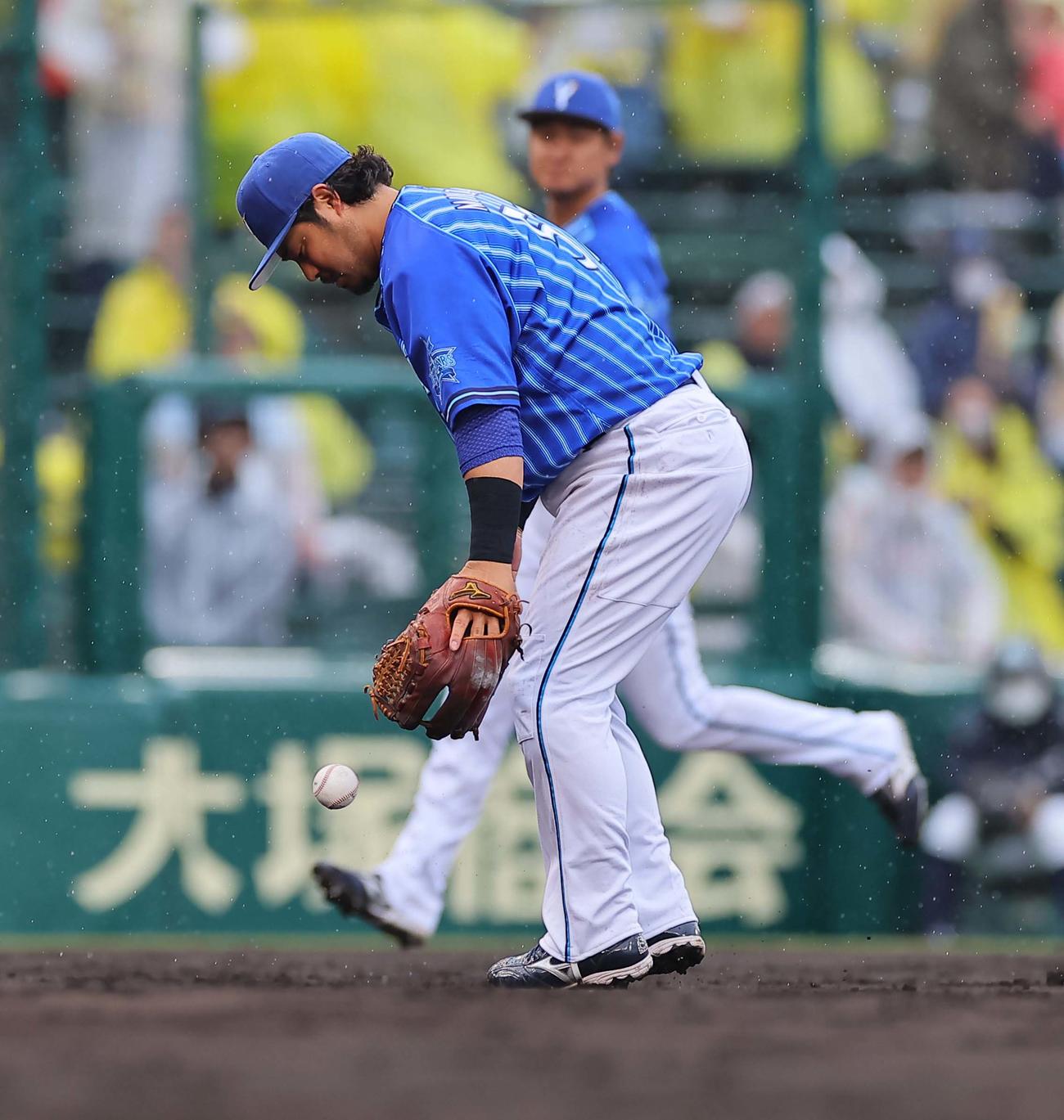 3回裏阪神1死一、三塁、宮崎は大山の打球を捕れず得点を許す（撮影・上田博志）