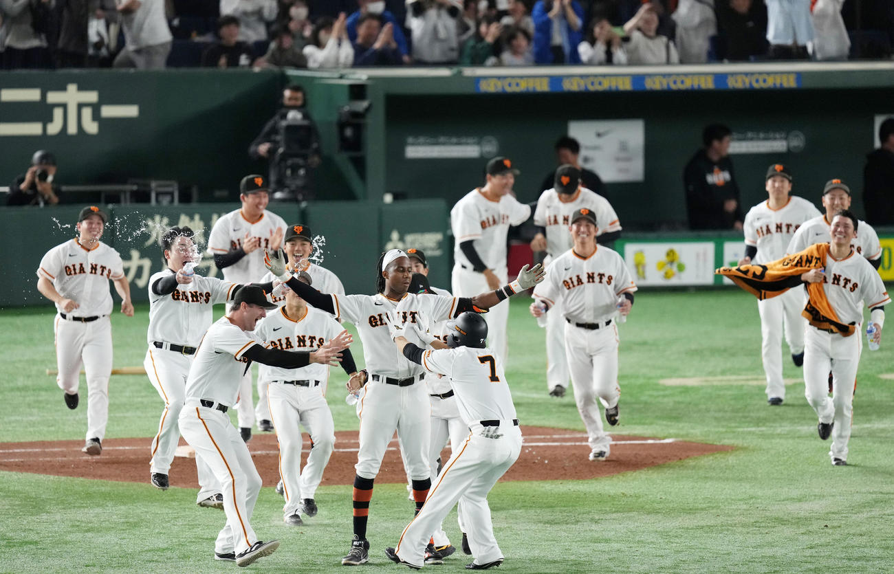 巨人対広島　12回裏巨人2死満塁、ブリンソンの中前適時打でサヨナラ勝ちし歓喜の輪を作る巨人ナイン（撮影・横山健太）