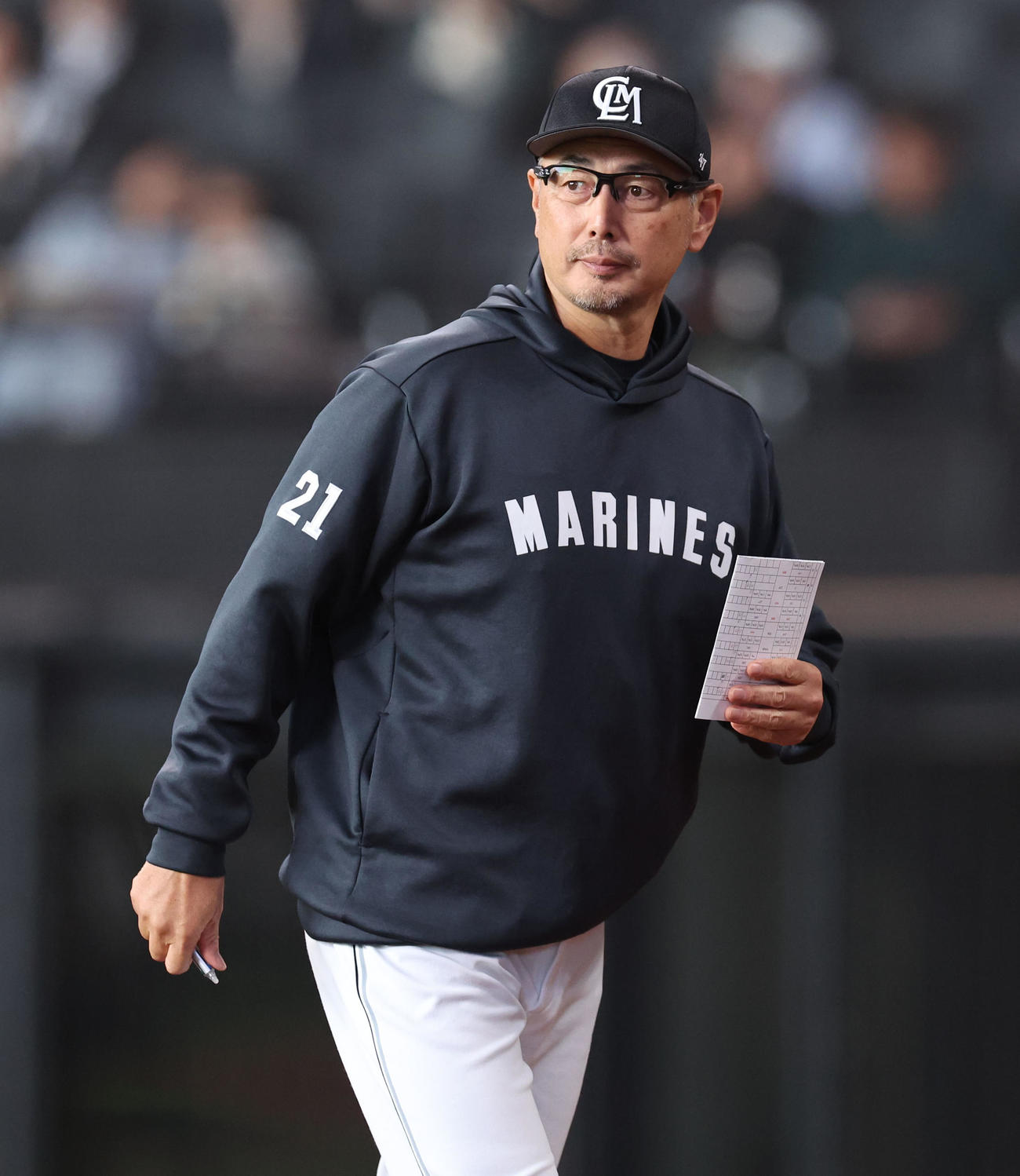日本ハム対ロッテ　選手交代を告げベンチに戻るロッテ吉井監督（撮影・佐藤翔太）