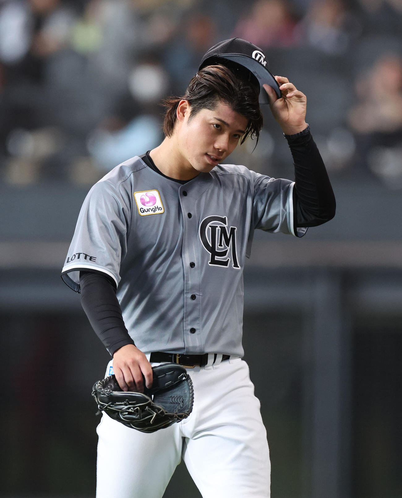 日本ハム対ロッテ　3回裏、5失点を喫し帽子を脱ぎながらベンチに戻る森（撮影・佐藤翔太）