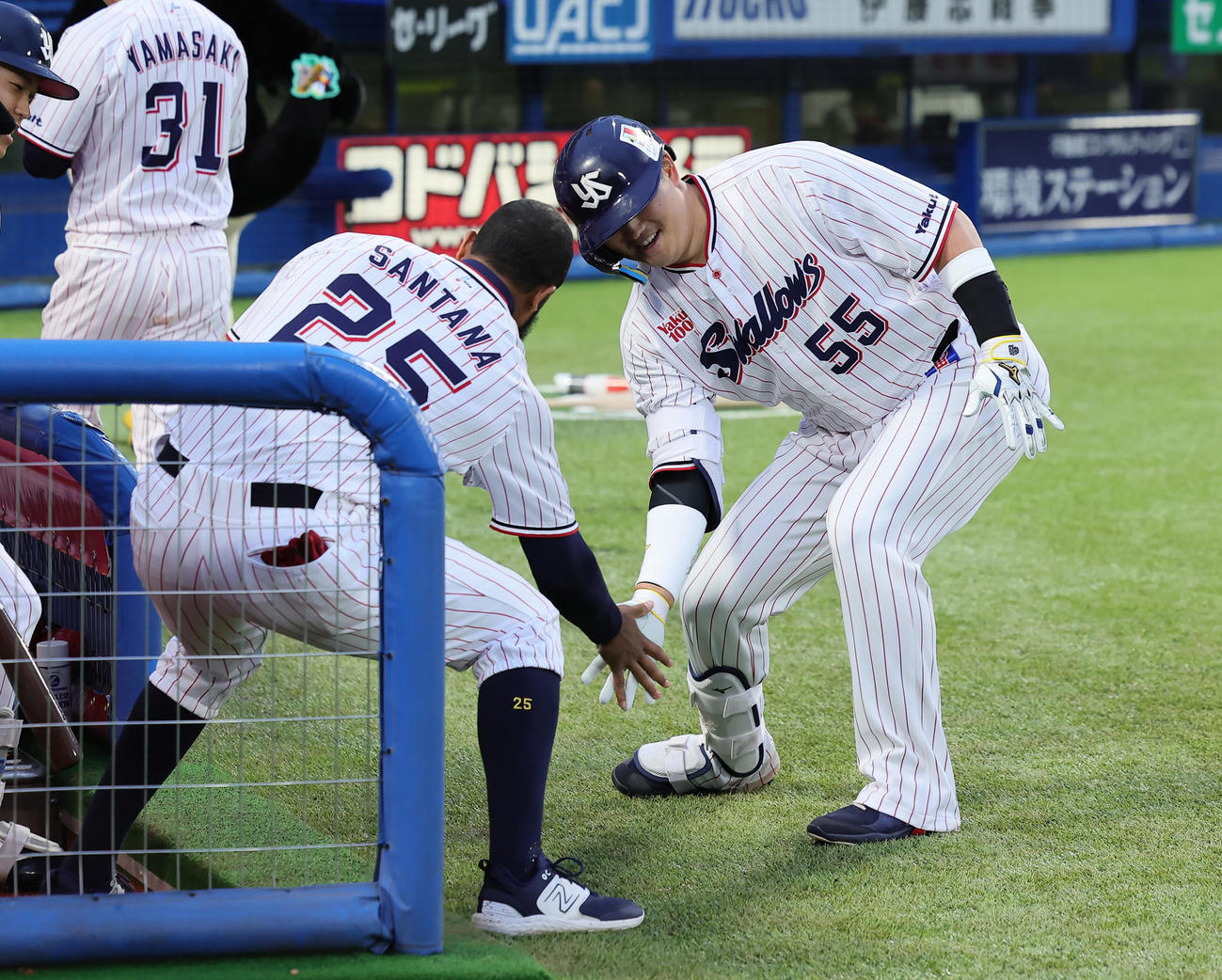 ヤクルト対中日1回裏ヤクルト2死二塁、左中間への2点本塁打を放った村上（右）はサンタナとロータッチを交わす（撮影・足立雅史）