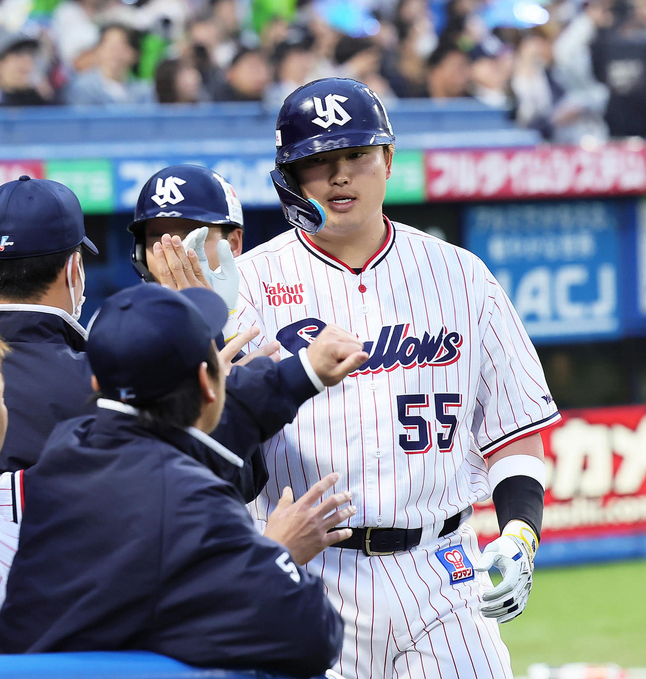 ヤクルト対中日1回裏ヤクルト2死二塁、左中間への2点本塁打を放ちタッチを交わす村上（撮影・足立雅史）