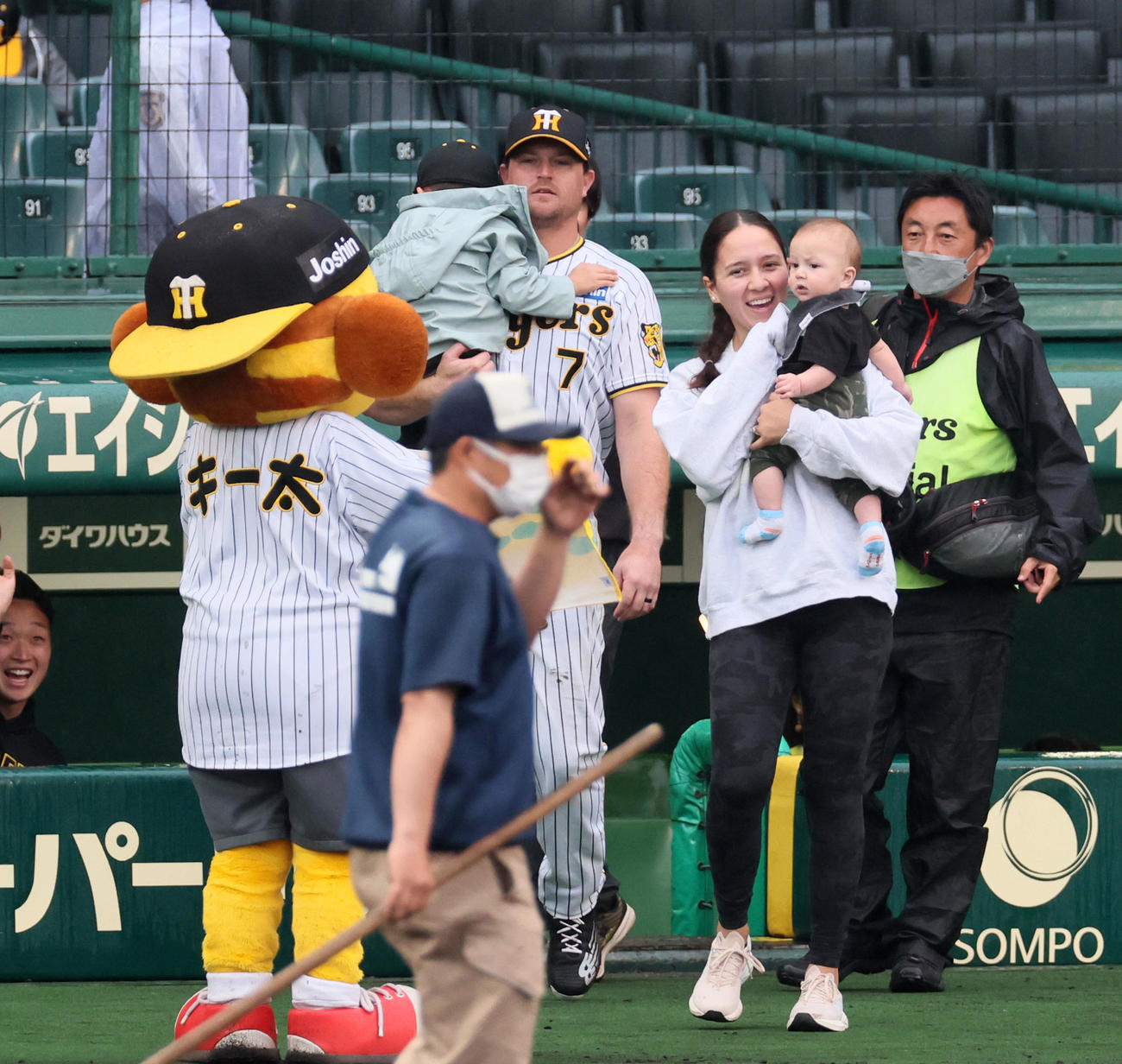 阪神対DeNA DeNAに勝利し家族とともにグラウンドに立つノイジー。右はケイデンス夫人、右から2人目は次男のストラトン君。ノイジーに抱かれているのは長男のスローン君（撮影・加藤哉）